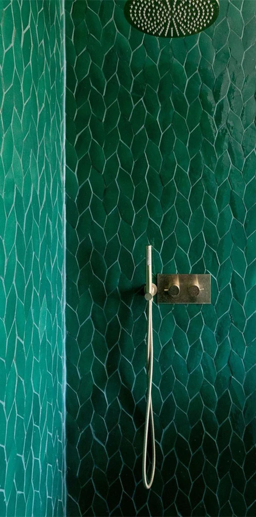 Salle de bain décorée par le zellige forme Leaf couleur vert 1096